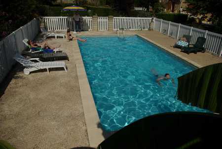 Piscine piscine partagée par les cinq gîtes